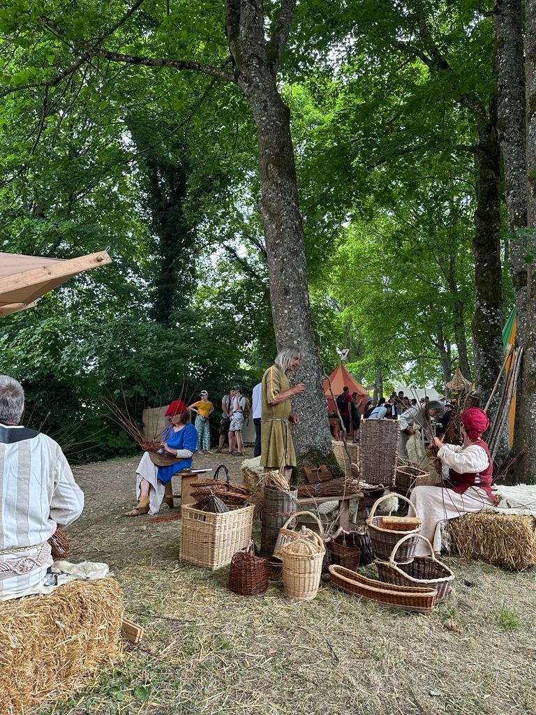 festival costume paris people go to provins